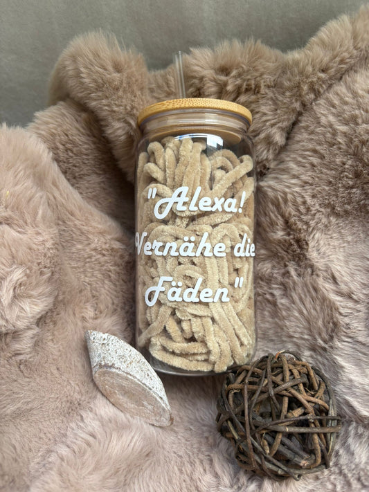 Becher mit Strohhalm "Alexa, vernäh die Fäden"